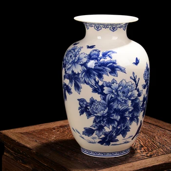 Ваза от син и бял порцелан Цзиндэчжэнь, Ваза от фин костен порцелан, украсена с божур, висококачествена керамична ваза